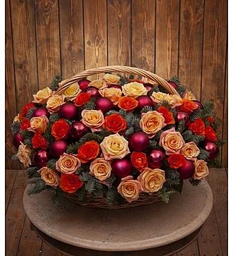 Корзина с цветами «Увертюра» их красных и кремовых роз