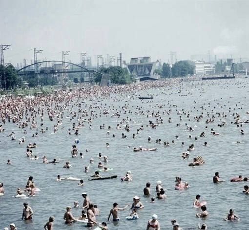 Городской пляж вблизи завода «Азовсталь» на побережье Азовского моря, Жданов (Мариуполь), УССР, 1978 г⁠⁠од
