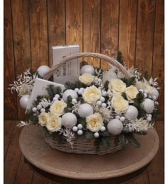Подарочная корзина с цветами «Белое кружево»